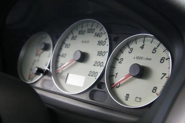 汽車標(biāo)識logo都是如何進(jìn)行打標(biāo)的？答案是用激光打標(biāo)機！