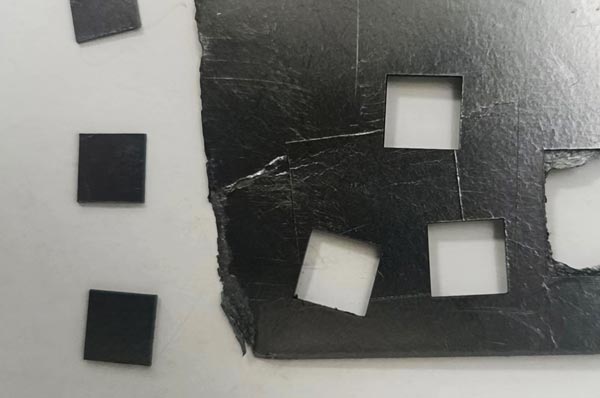 石墨片用什么切割呢？精密激光切割機(jī)！